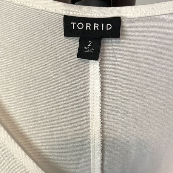 TORRID WHITE SHORT SLEEVE CASUAL TUNIC - Picture 4 of 8
